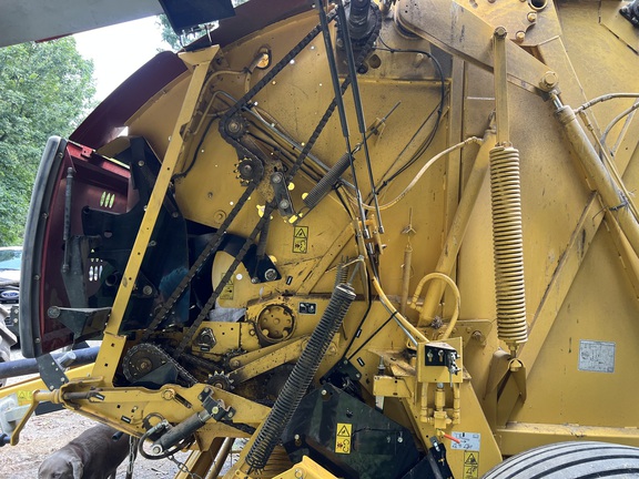 Photo of 2022 New Holland Rollbelt 560