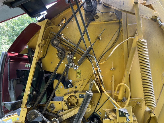 Photo of 2022 New Holland Rollbelt 560