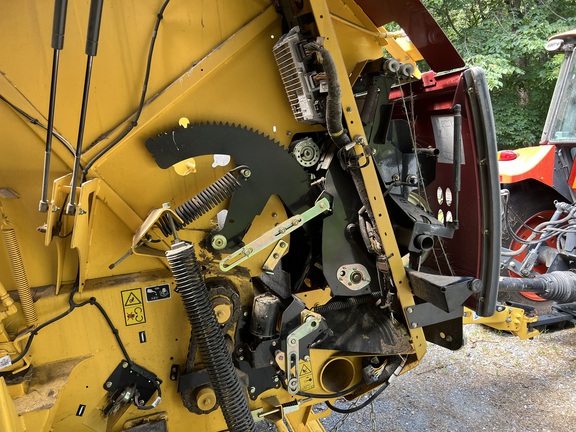 Photo of 2022 New Holland Rollbelt 560