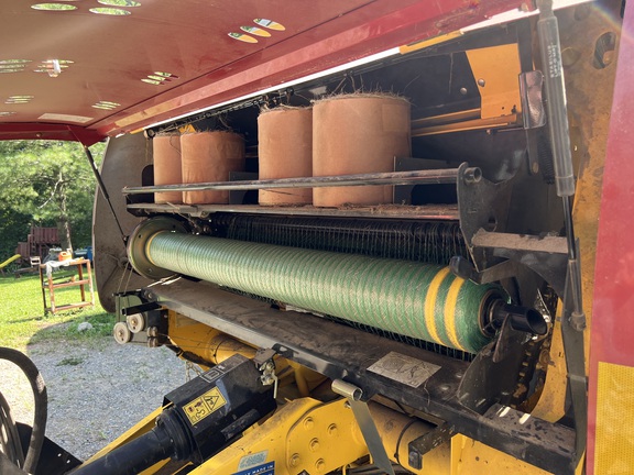 Photo of 2022 New Holland Rollbelt 560