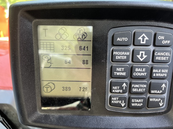 Photo of 2022 New Holland Rollbelt 560