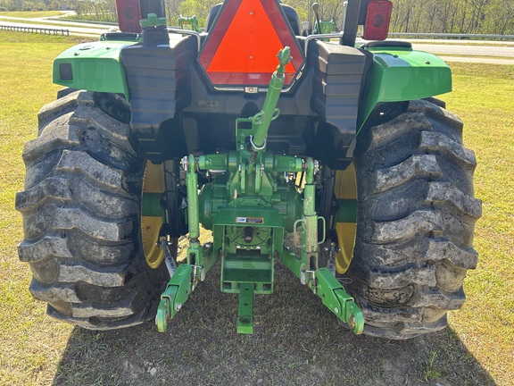 2017 John Deere 4052M