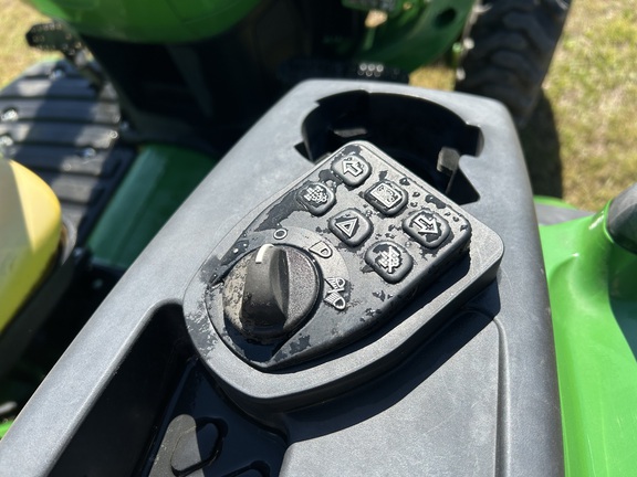 2017 John Deere 4052M