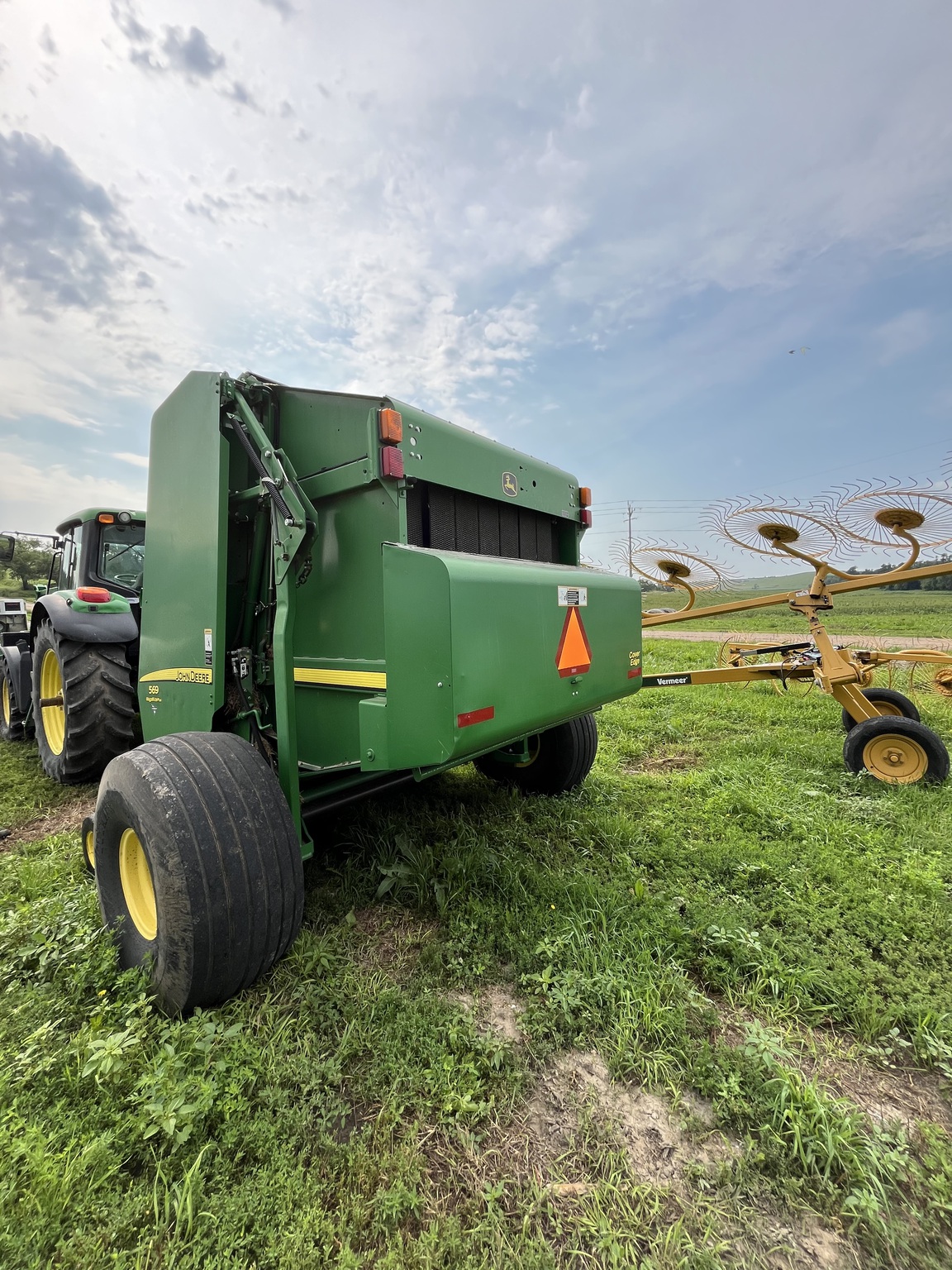 2015 John Deere 569 Image 2