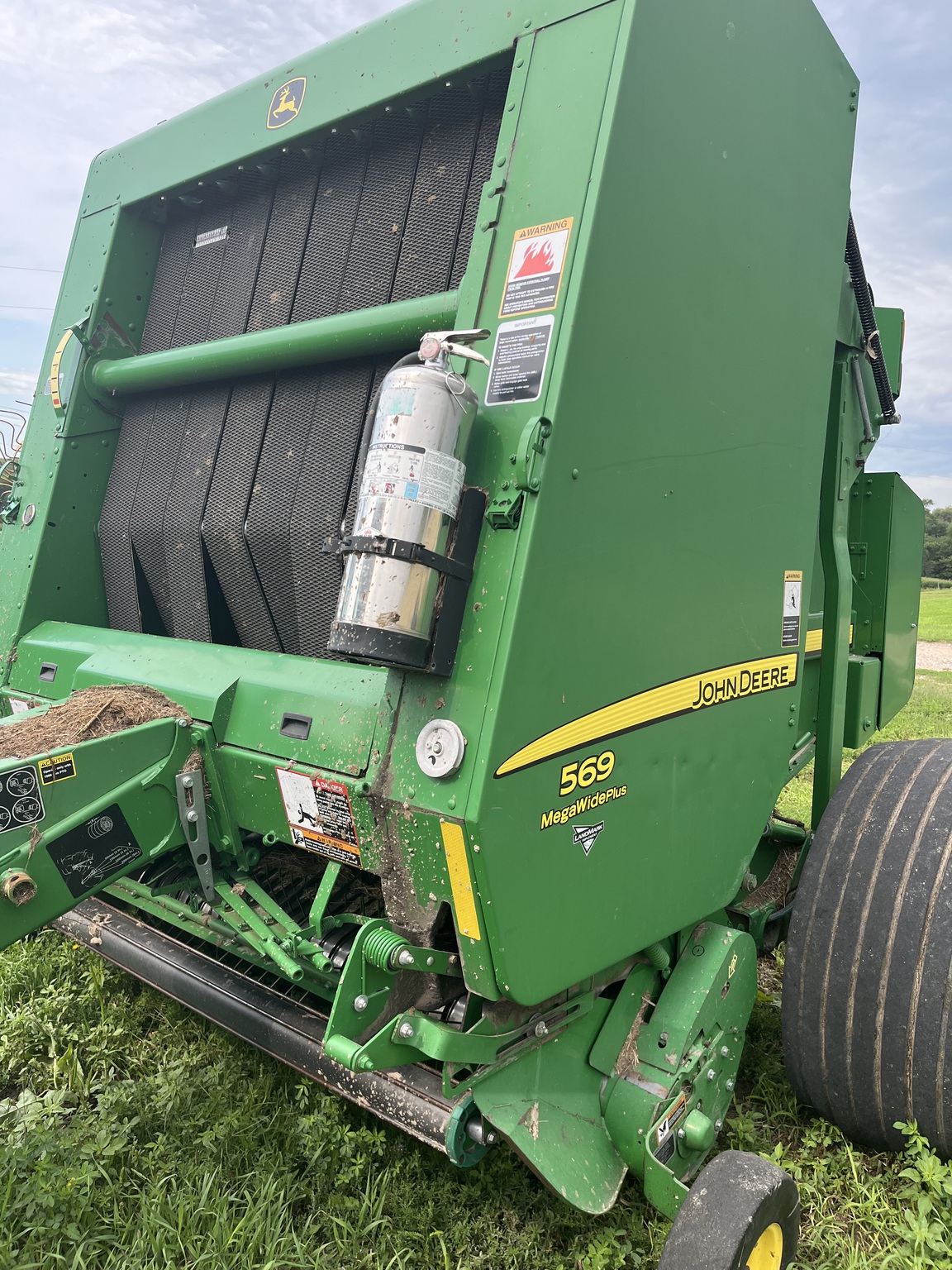 2015 John Deere 569 Image 3