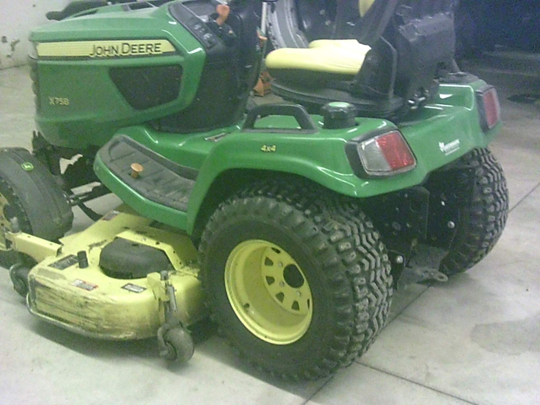 2017 John Deere X758 Image 5