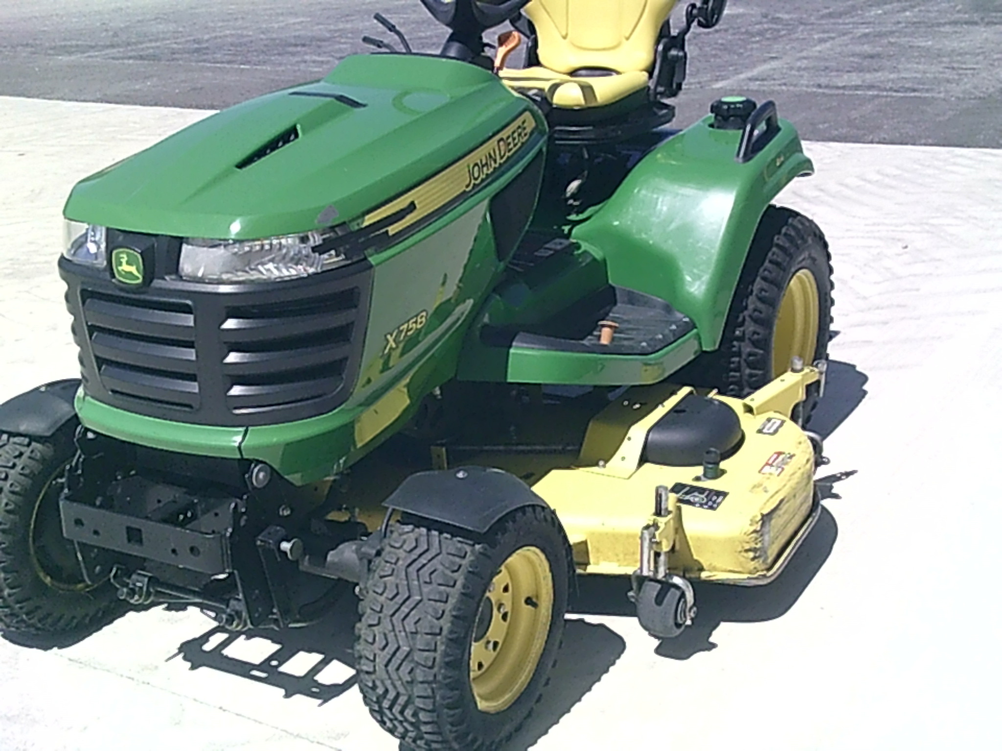 2017 John Deere X758 Image 6