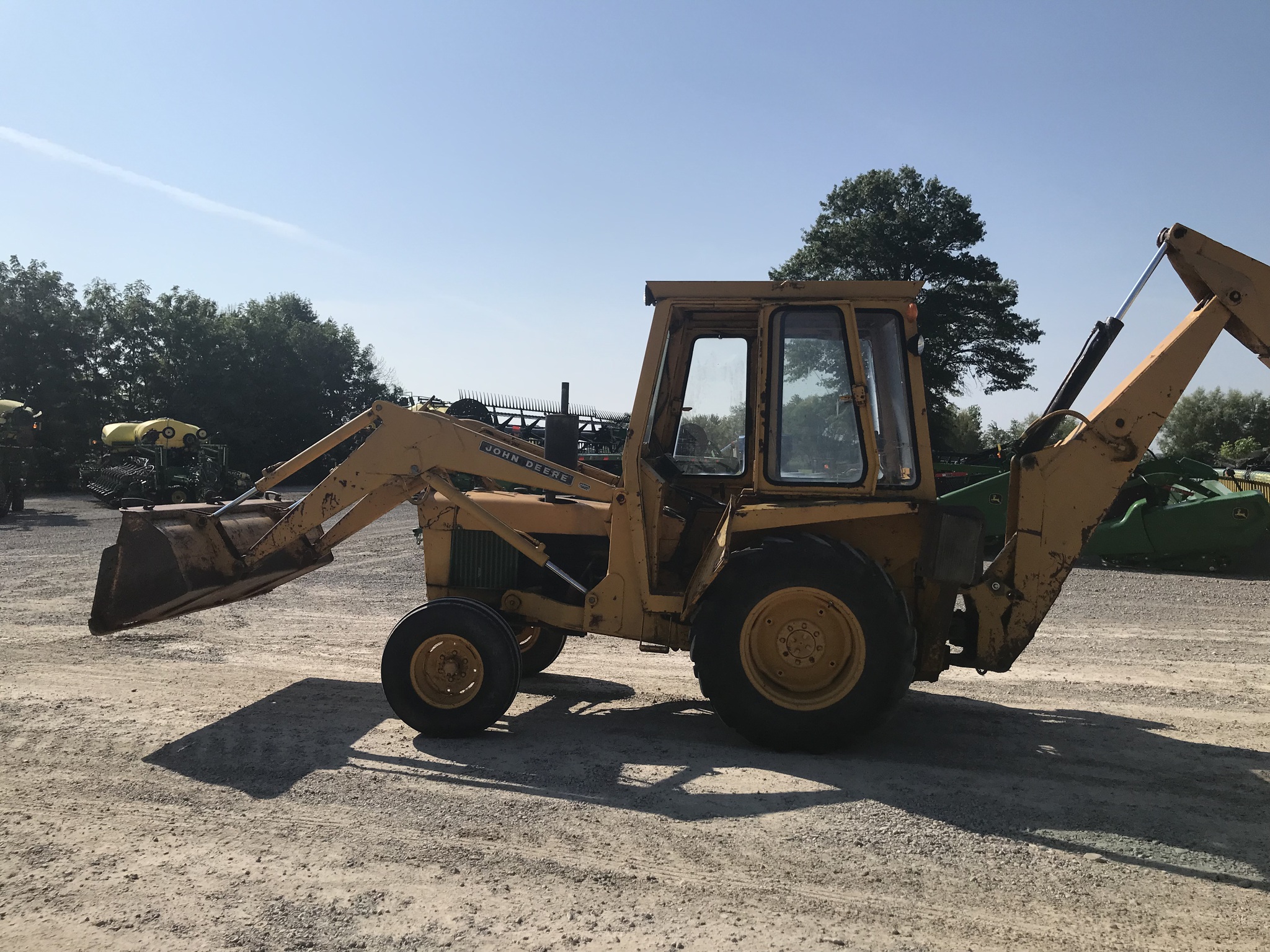 John Deere 300 Image 2