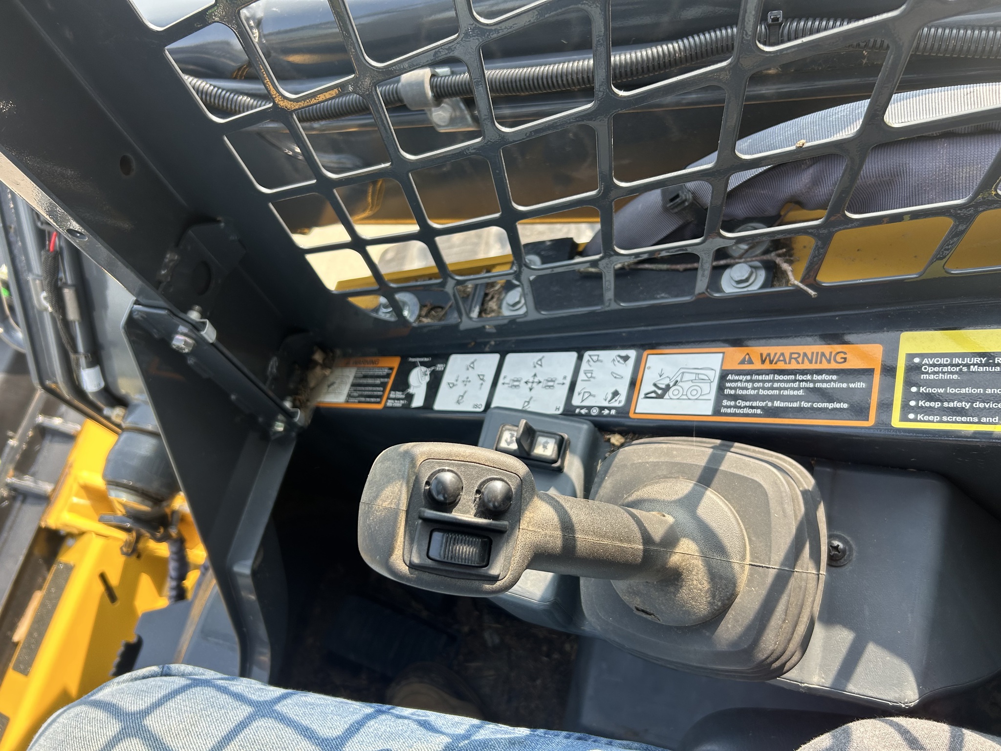 2023 John Deere 325G Image 6