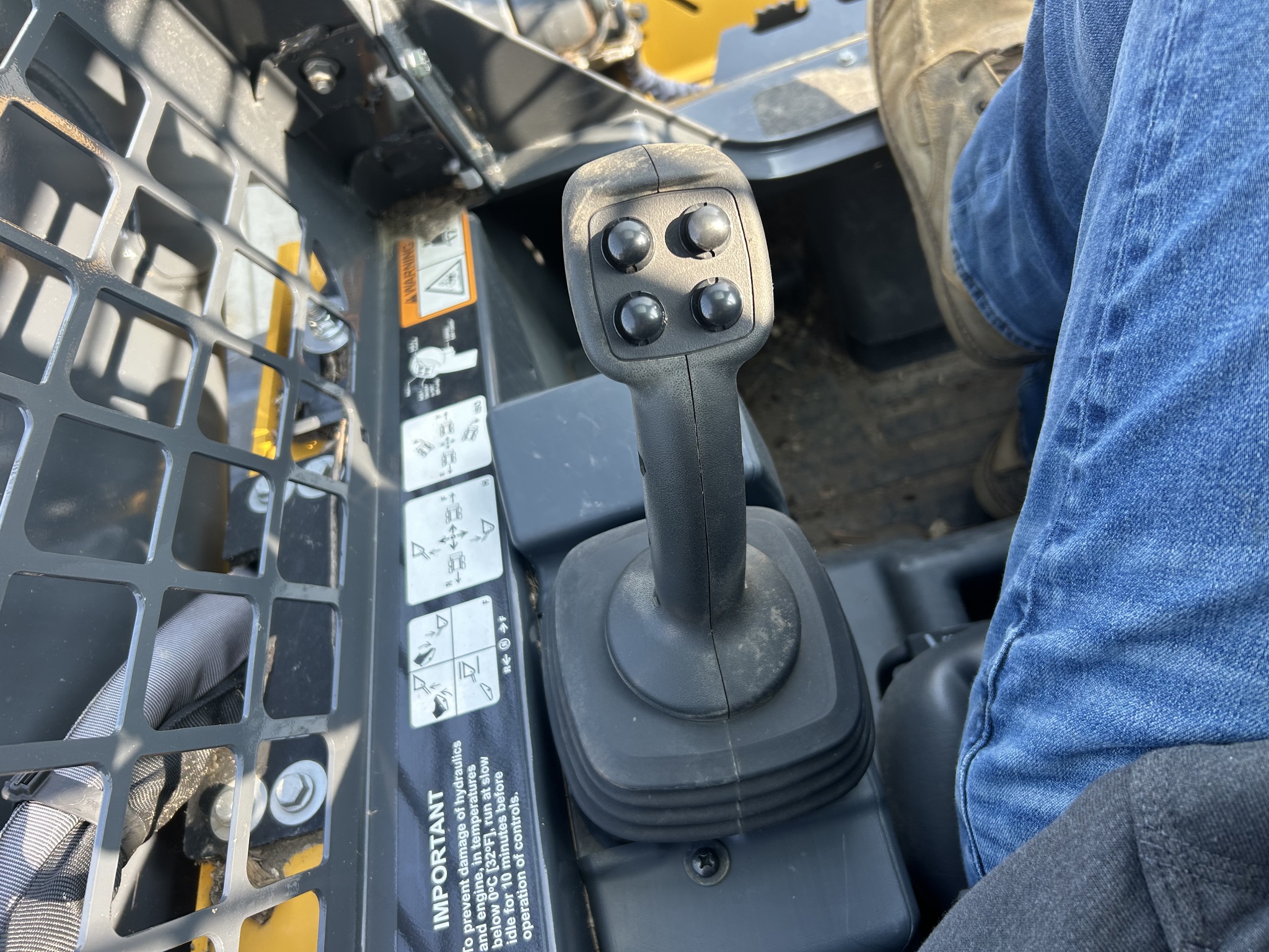 2023 John Deere 325G Image 5