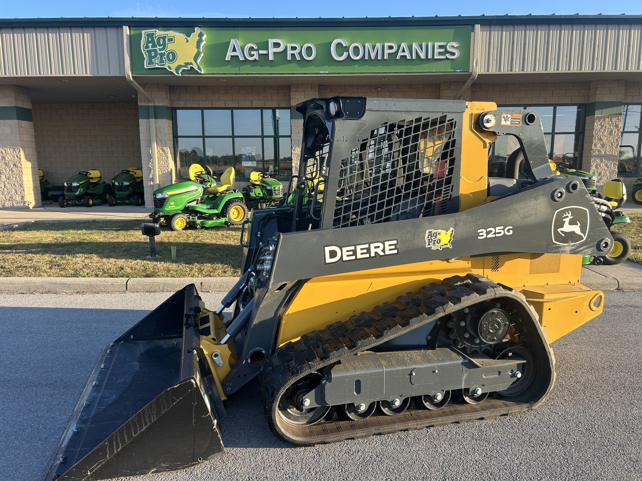 2023 John Deere 325G Image 1
