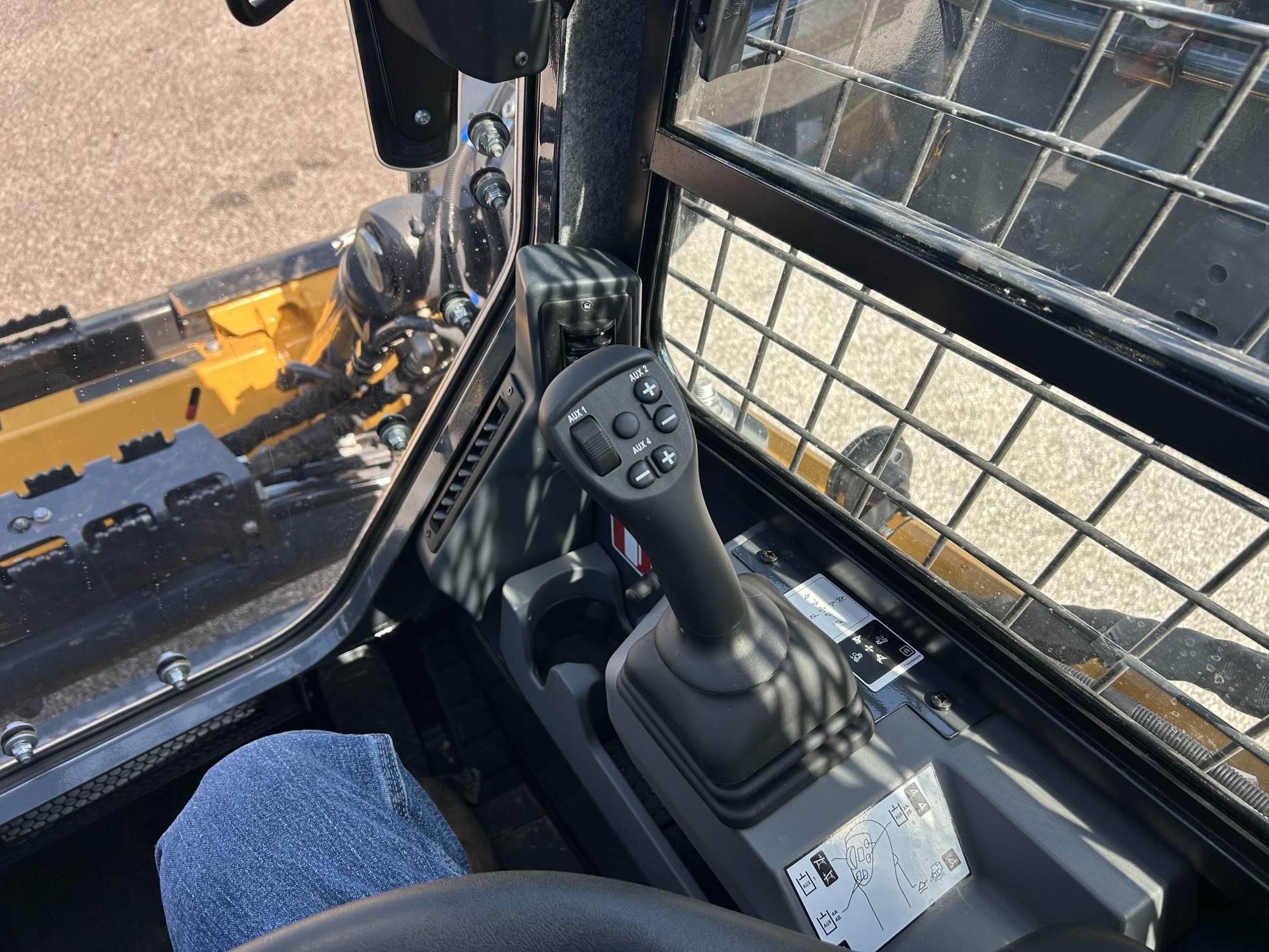 2025 John Deere 335 P Image 13