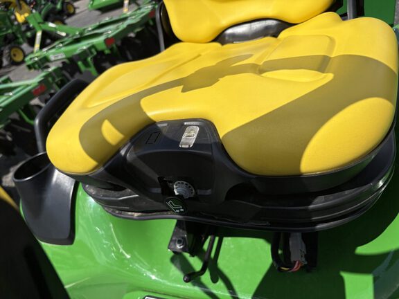 2024 John Deere X750 Photo 5