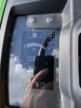 2024 John Deere X750 Photo 6