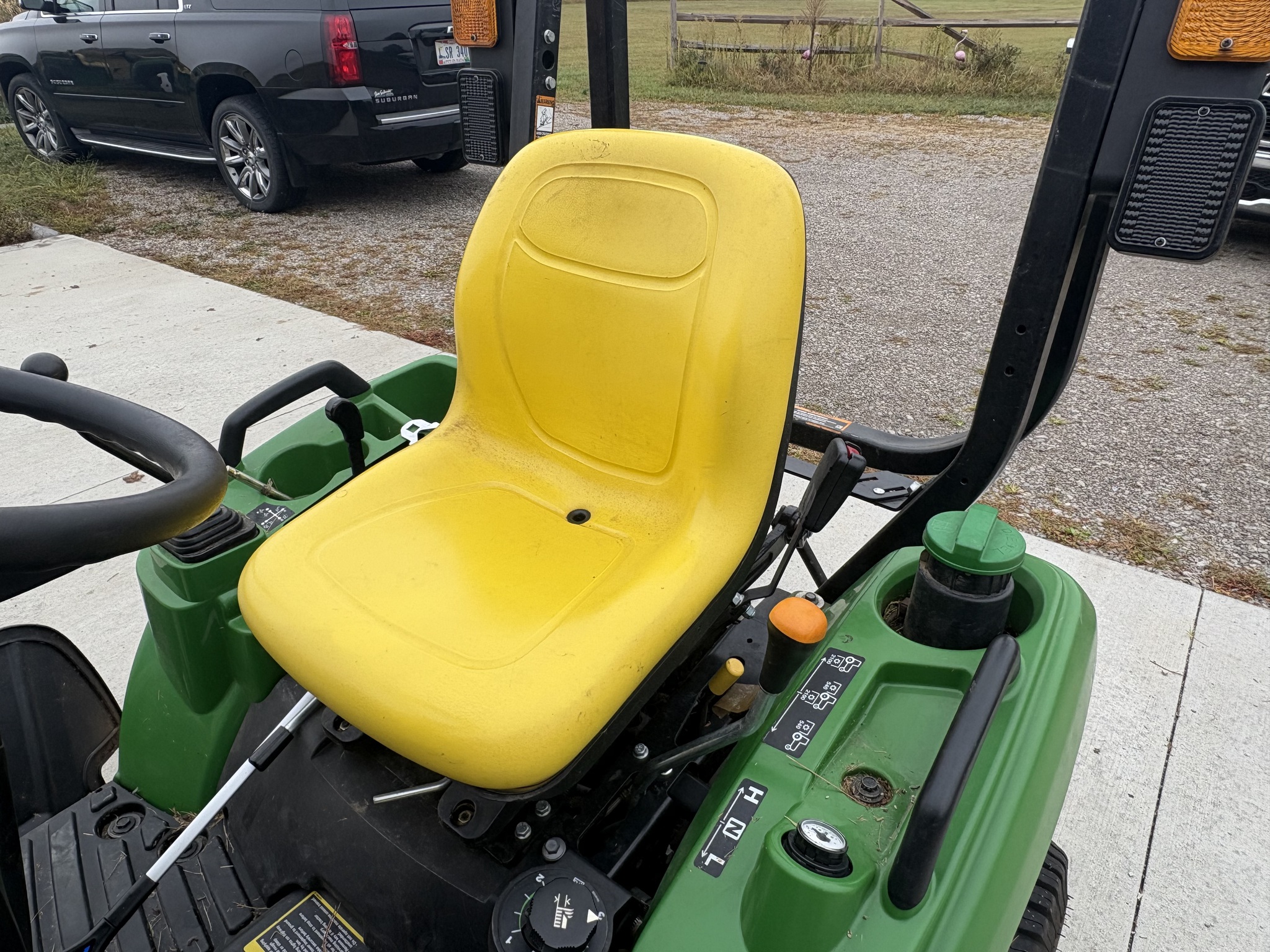 2020 John Deere 1023E Image 8