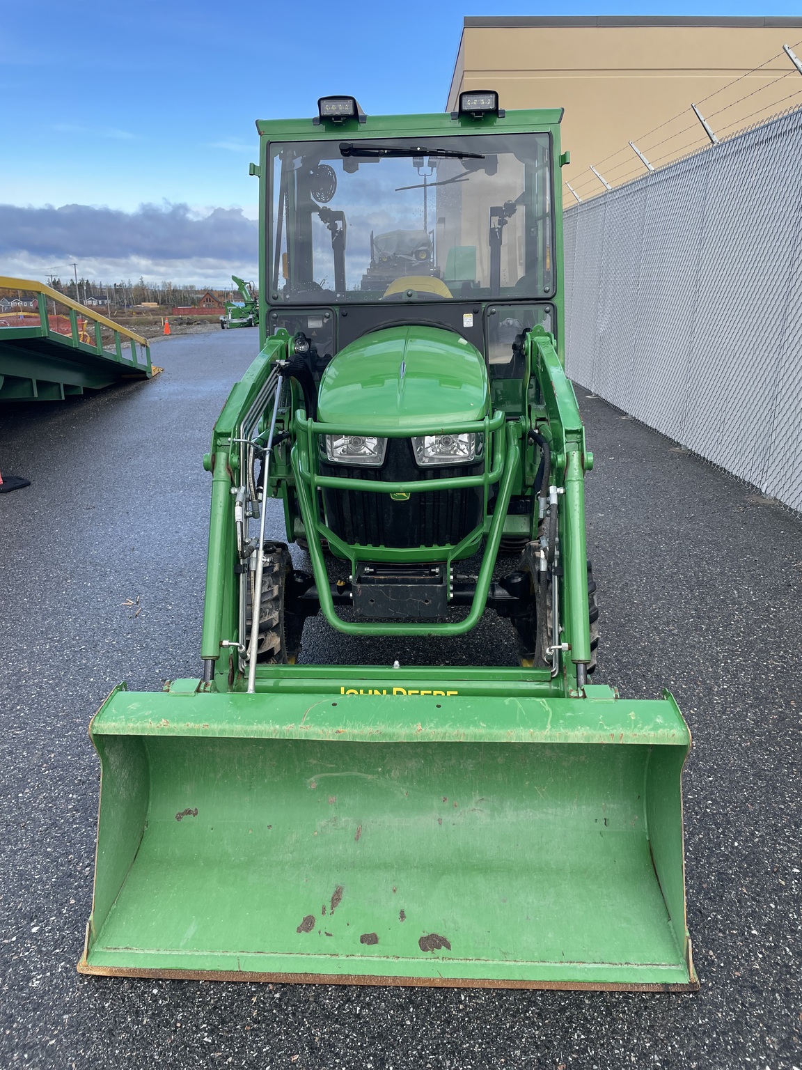 2022 John Deere 2032R Image 12