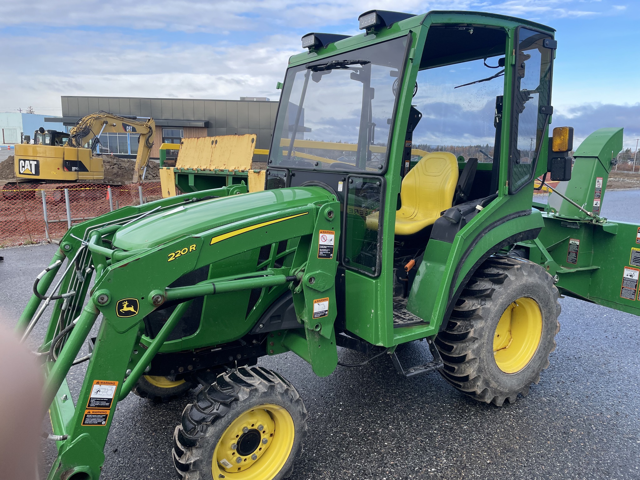 2022 John Deere 2032R Image 2