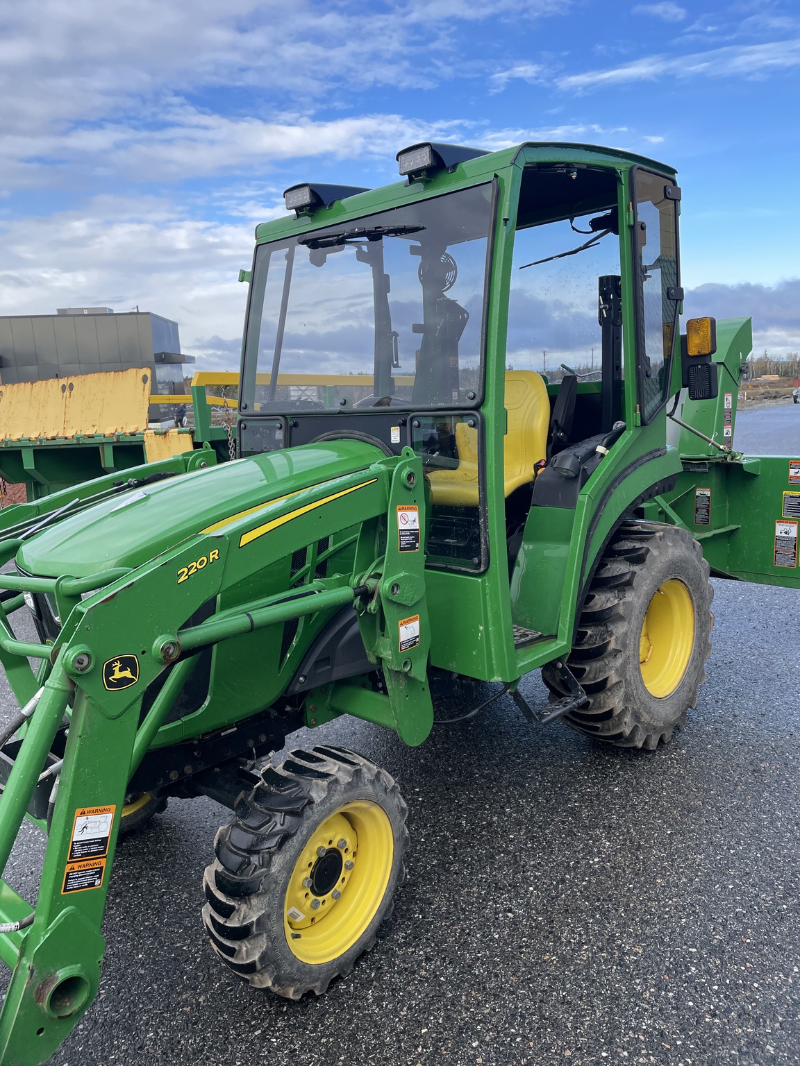 2022 John Deere 2032R Image 3