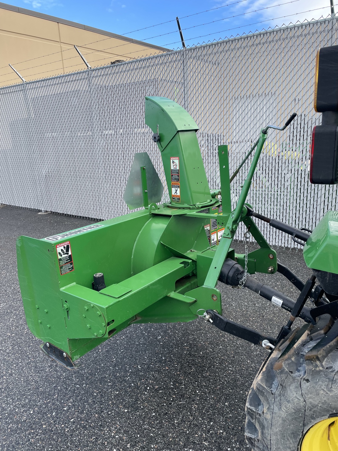 2022 John Deere 2032R Image 6