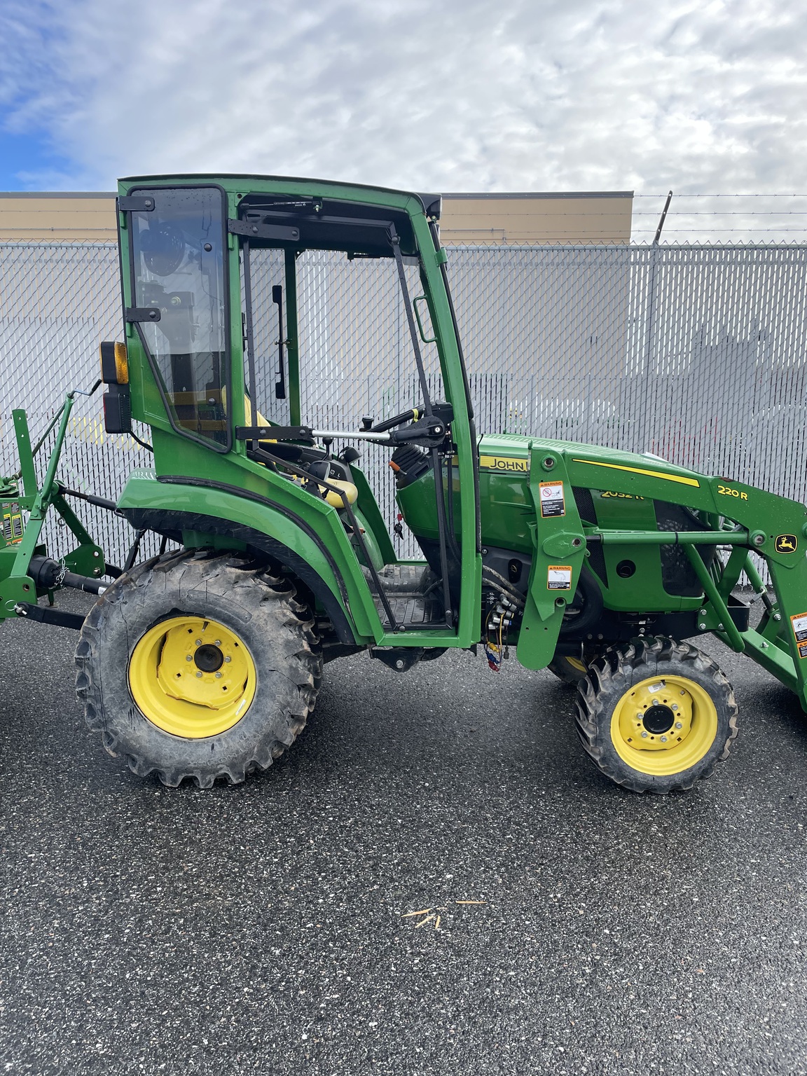 2022 John Deere 2032R Image 8