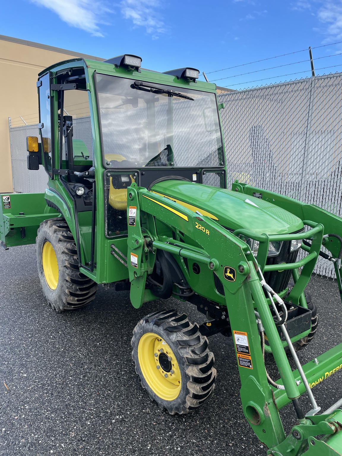 2022 John Deere 2032R Image 9