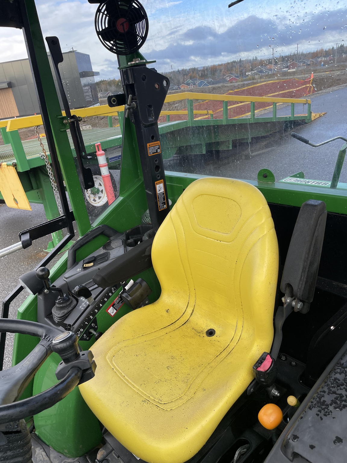 2022 John Deere 2032R Image 15