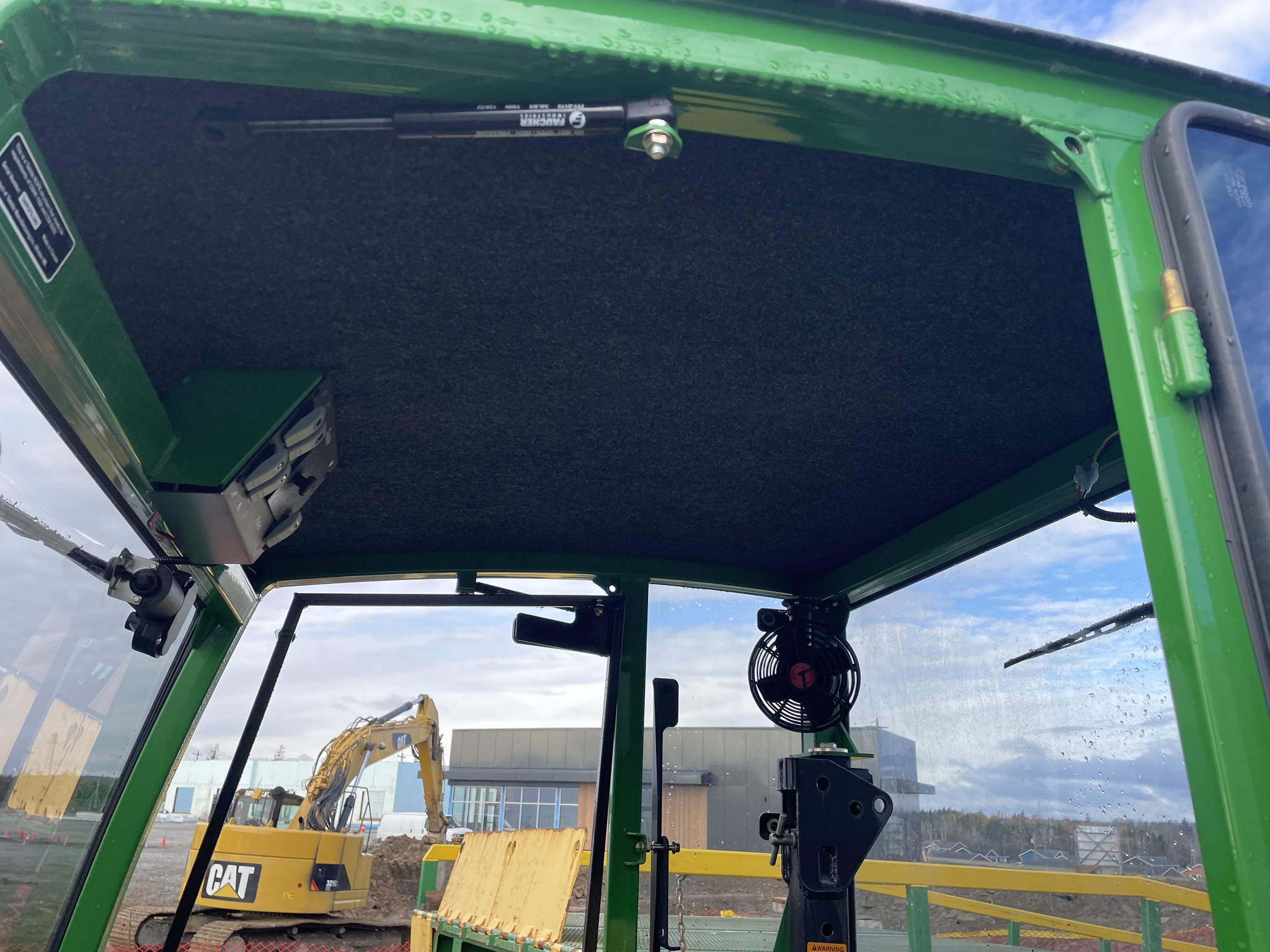 2022 John Deere 2032R Image 17