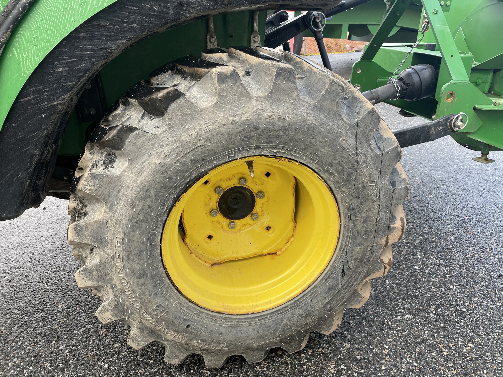 2022 John Deere 2032R Image 19