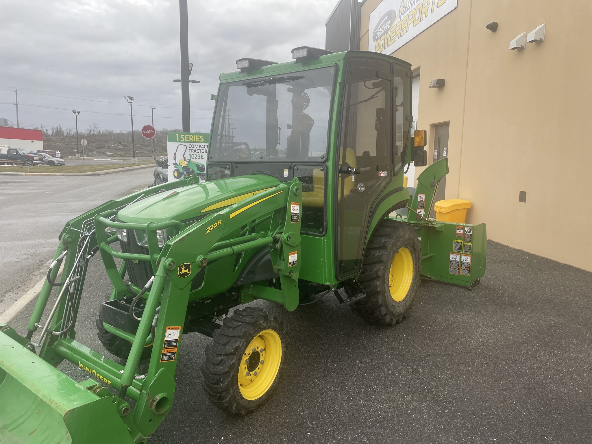 2022 John Deere 2032R Image 1