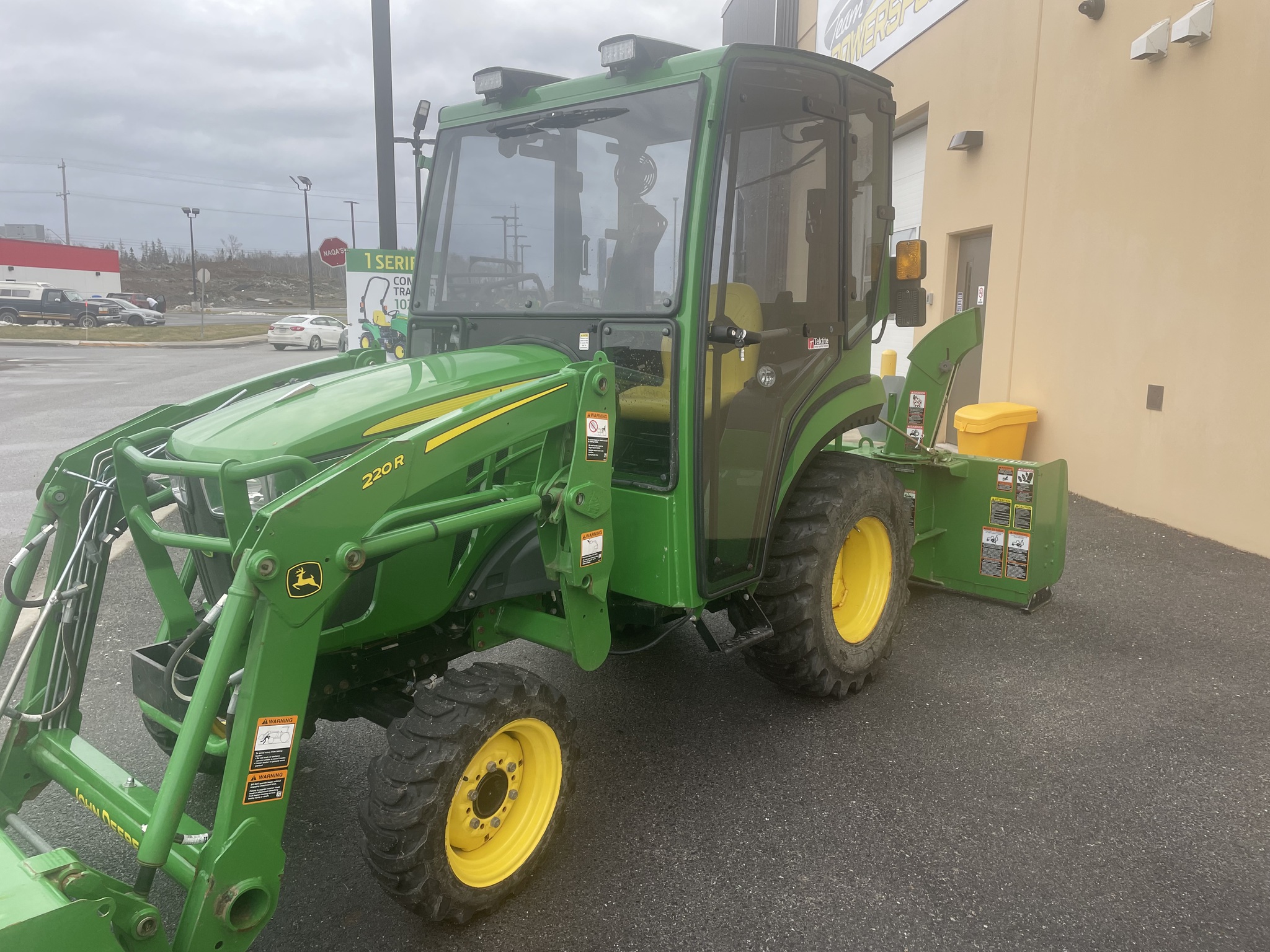 2022 John Deere 2032R Image 2