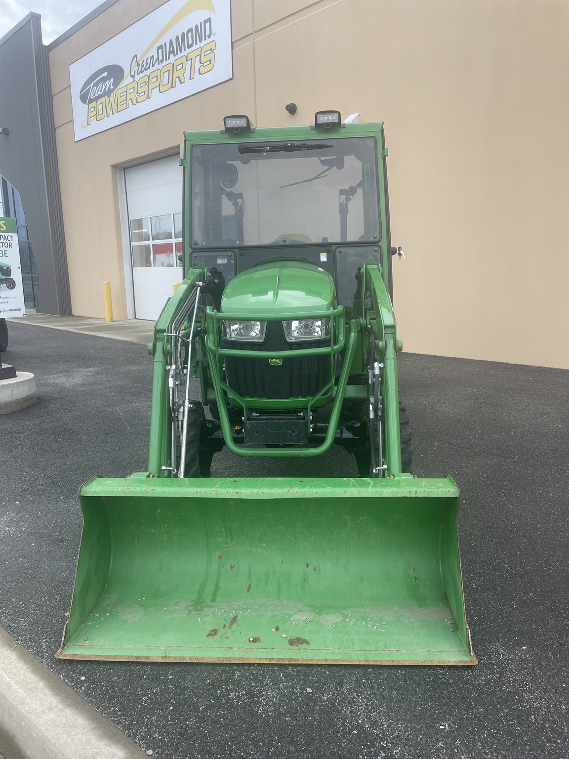 2022 John Deere 2032R Image 22
