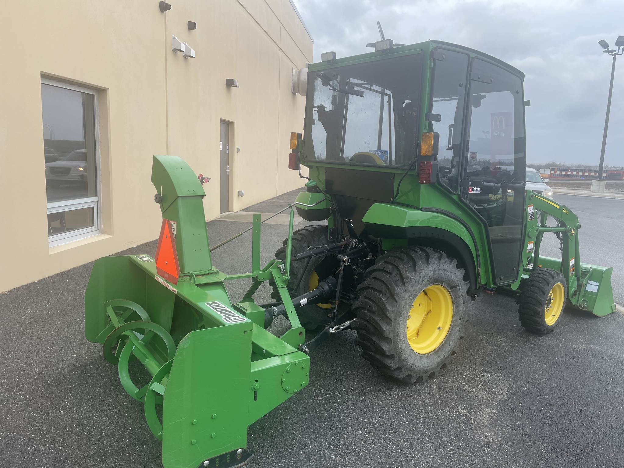 2022 John Deere 2032R Image 9