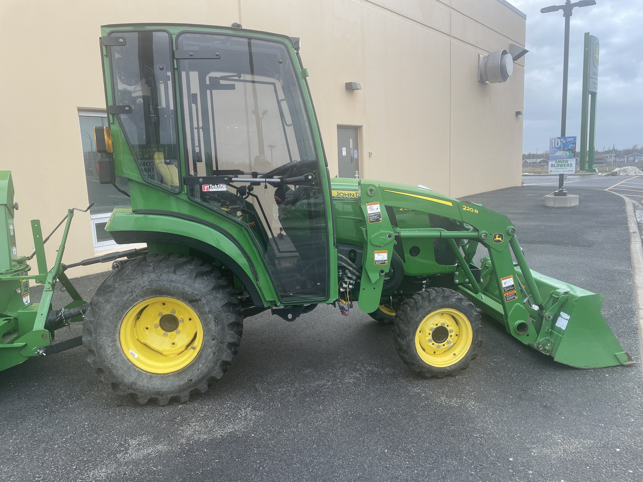 2022 John Deere 2032R Image 8