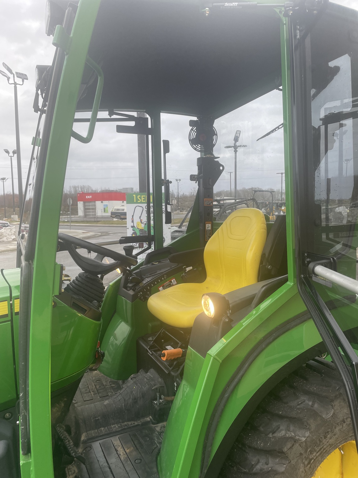 2022 John Deere 2032R Image 4