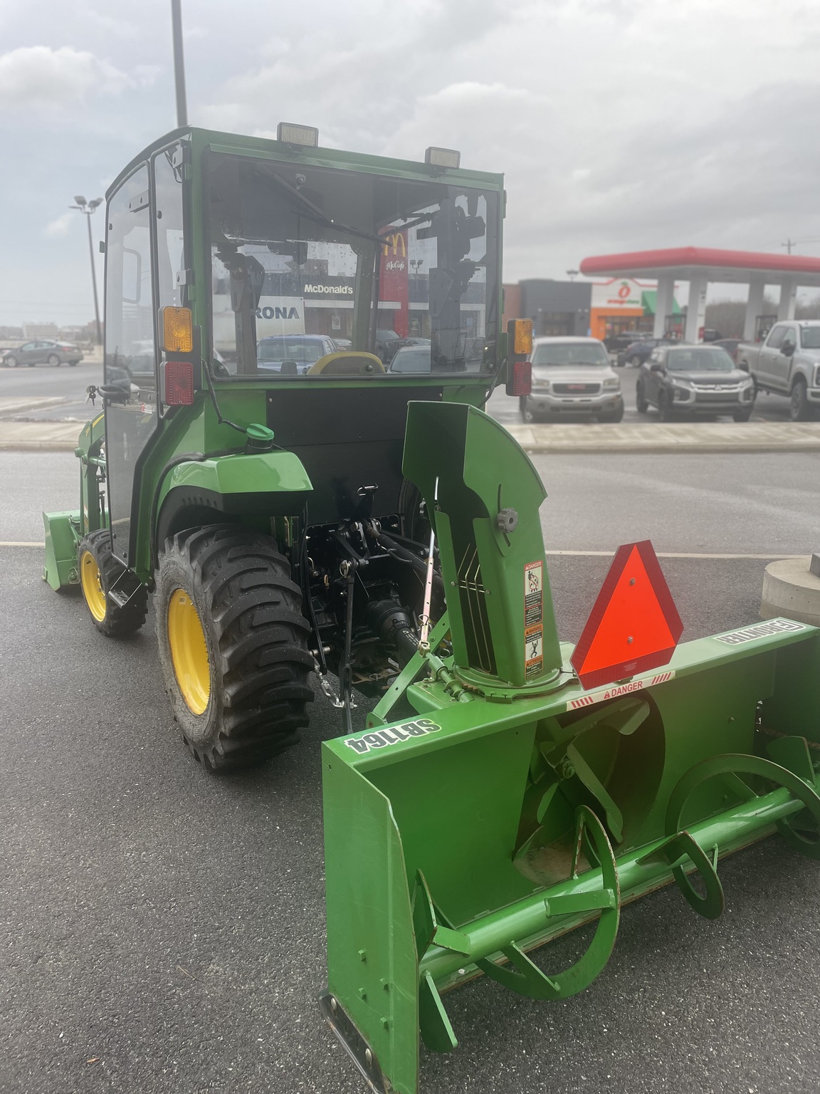 2022 John Deere 2032R Image 3