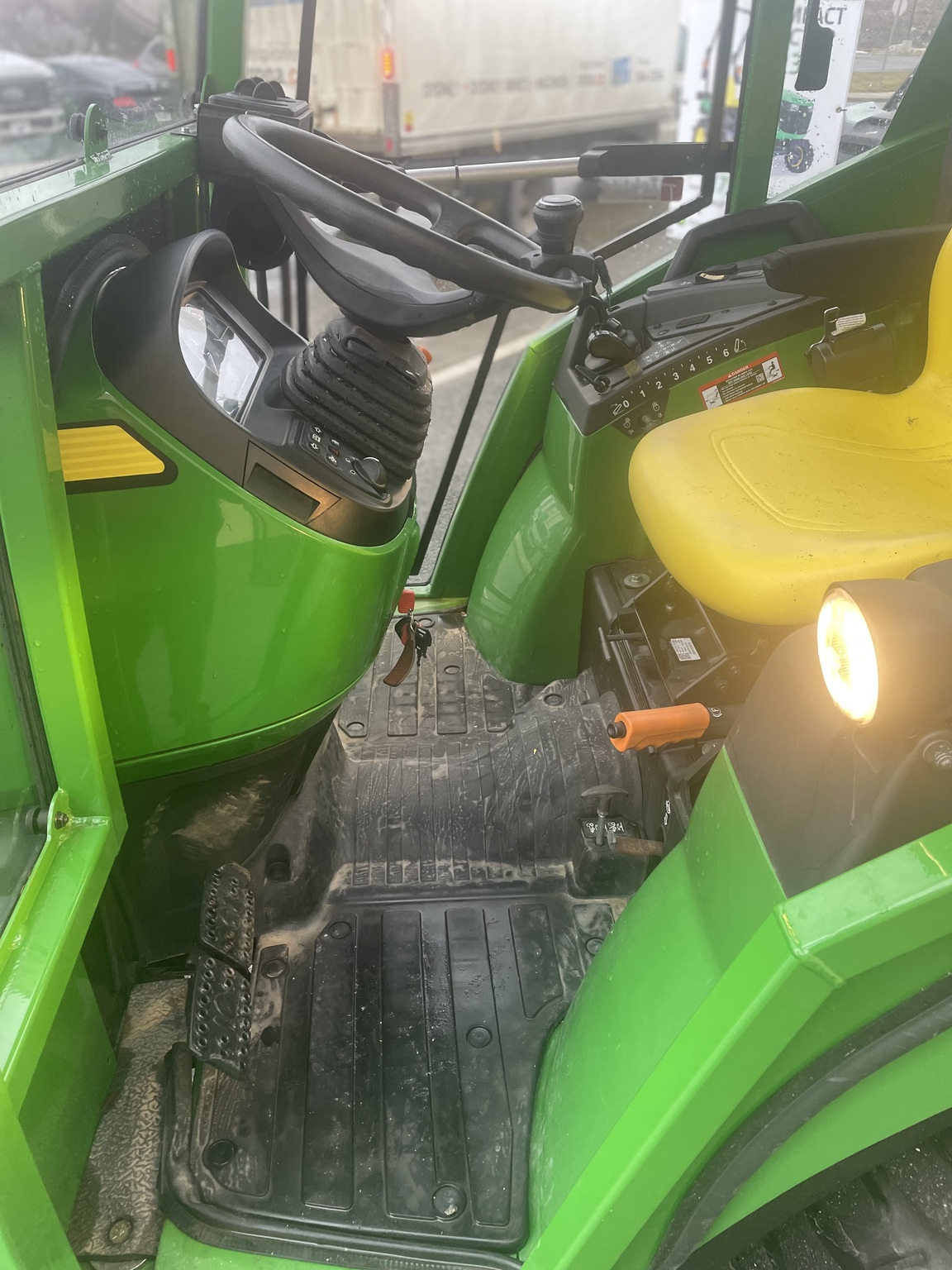 2022 John Deere 2032R Image 23