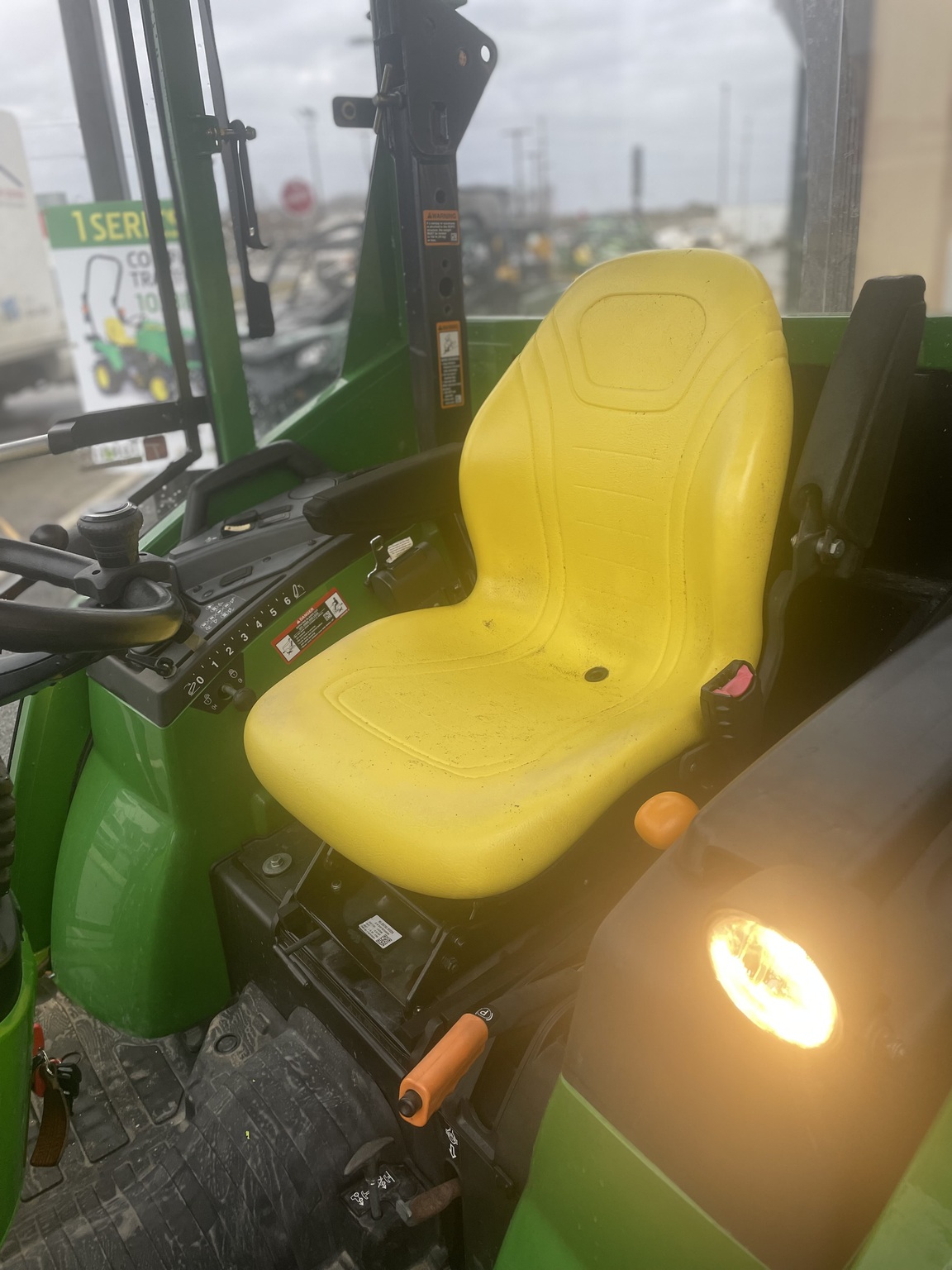 2022 John Deere 2032R Image 6