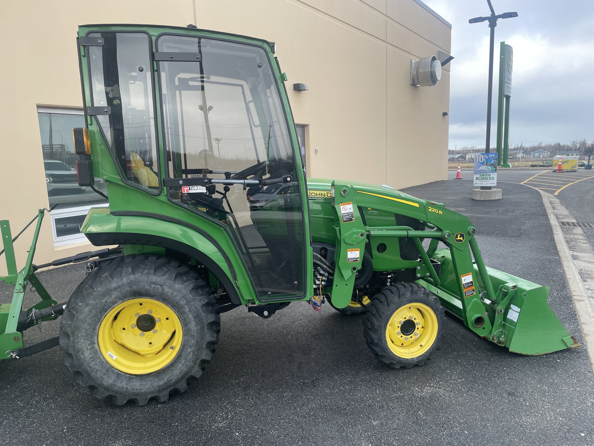 2022 John Deere 2032R Image 25