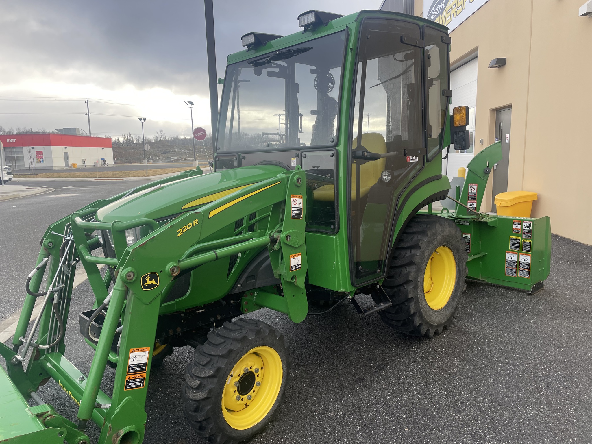 2022 John Deere 2032R Image 30