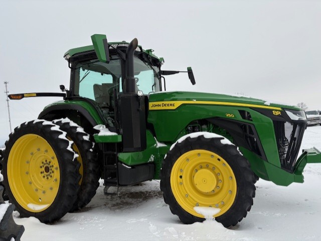 2022 John Deere 8R 250 Image 1