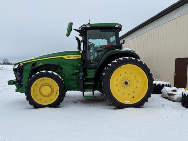 2022 John Deere 8R 250 Image 3