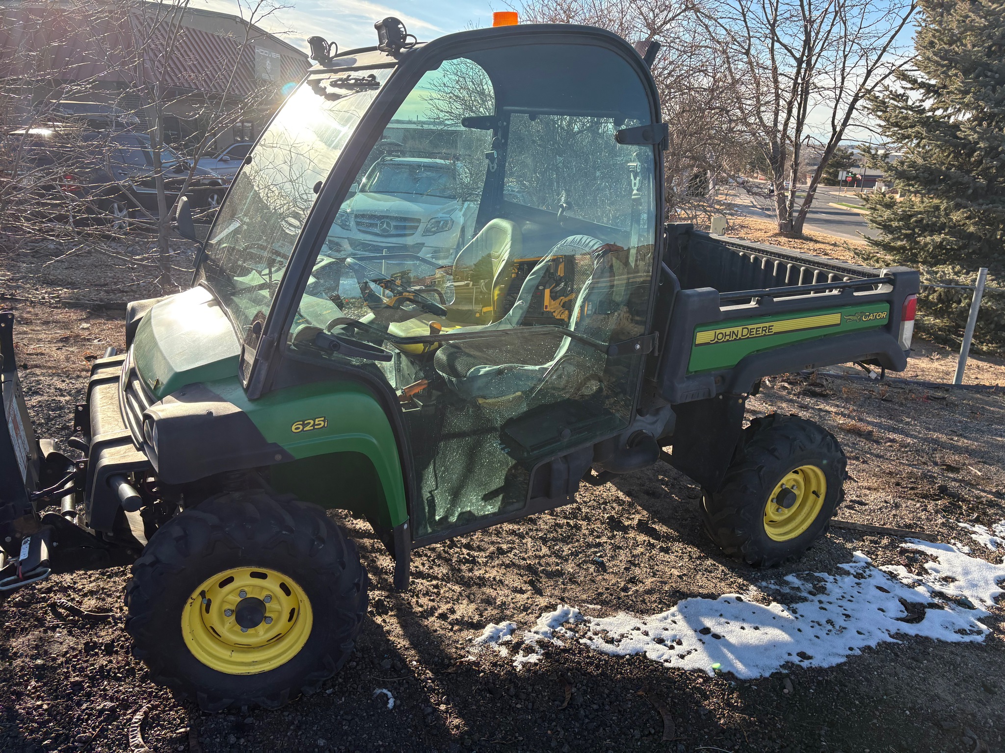 2014 John Deere XUV 625I GREEN Image 2