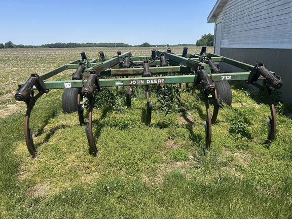 Photo of 1984 John Deere 712