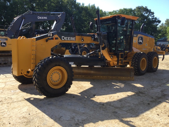 Photo of a 2025 John Deere 672G