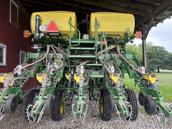 Used 2026 John Deere 1795 Planters: Drawn at Koenig Equipment in Urbana, OH - Photo3