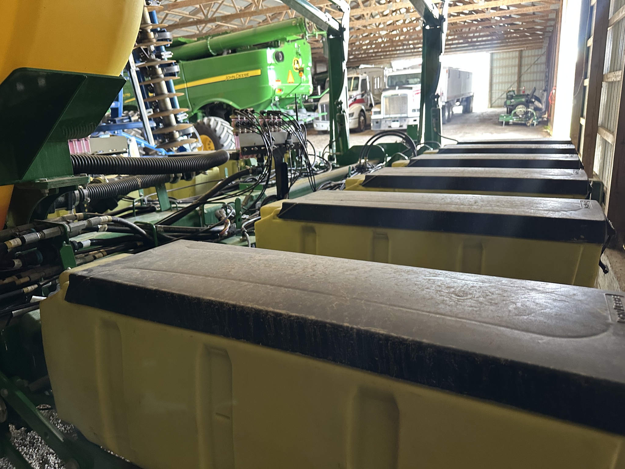 2015 John Deere 1775NT Image 10