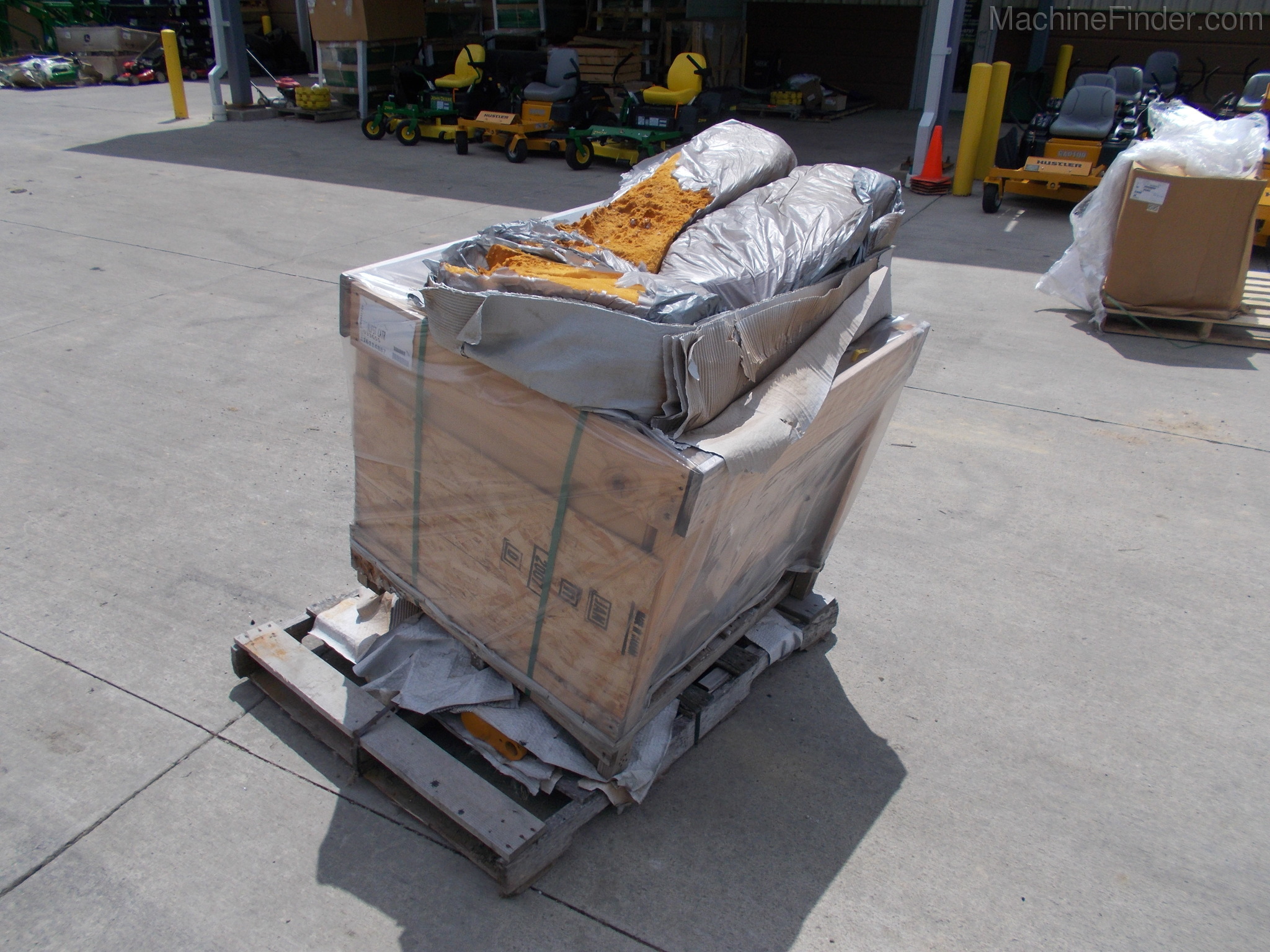 2017 Hustler BAGGER Image 2