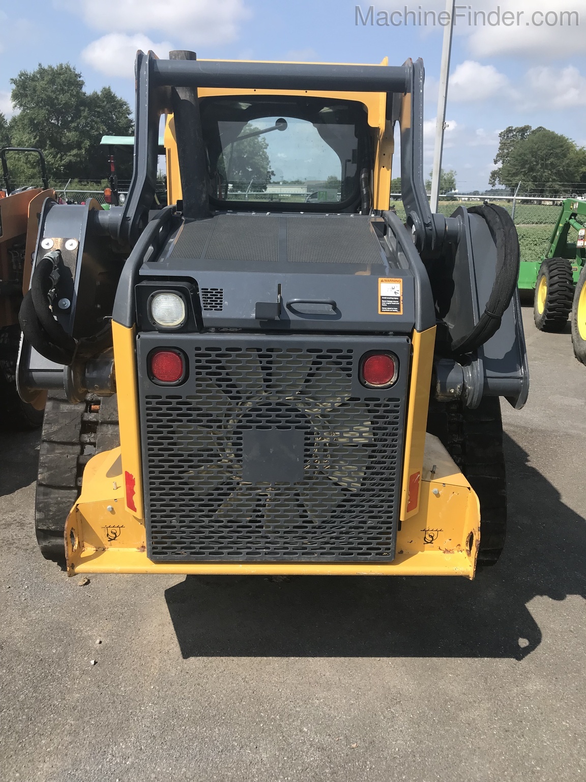 2017 John Deere 323E Image 2