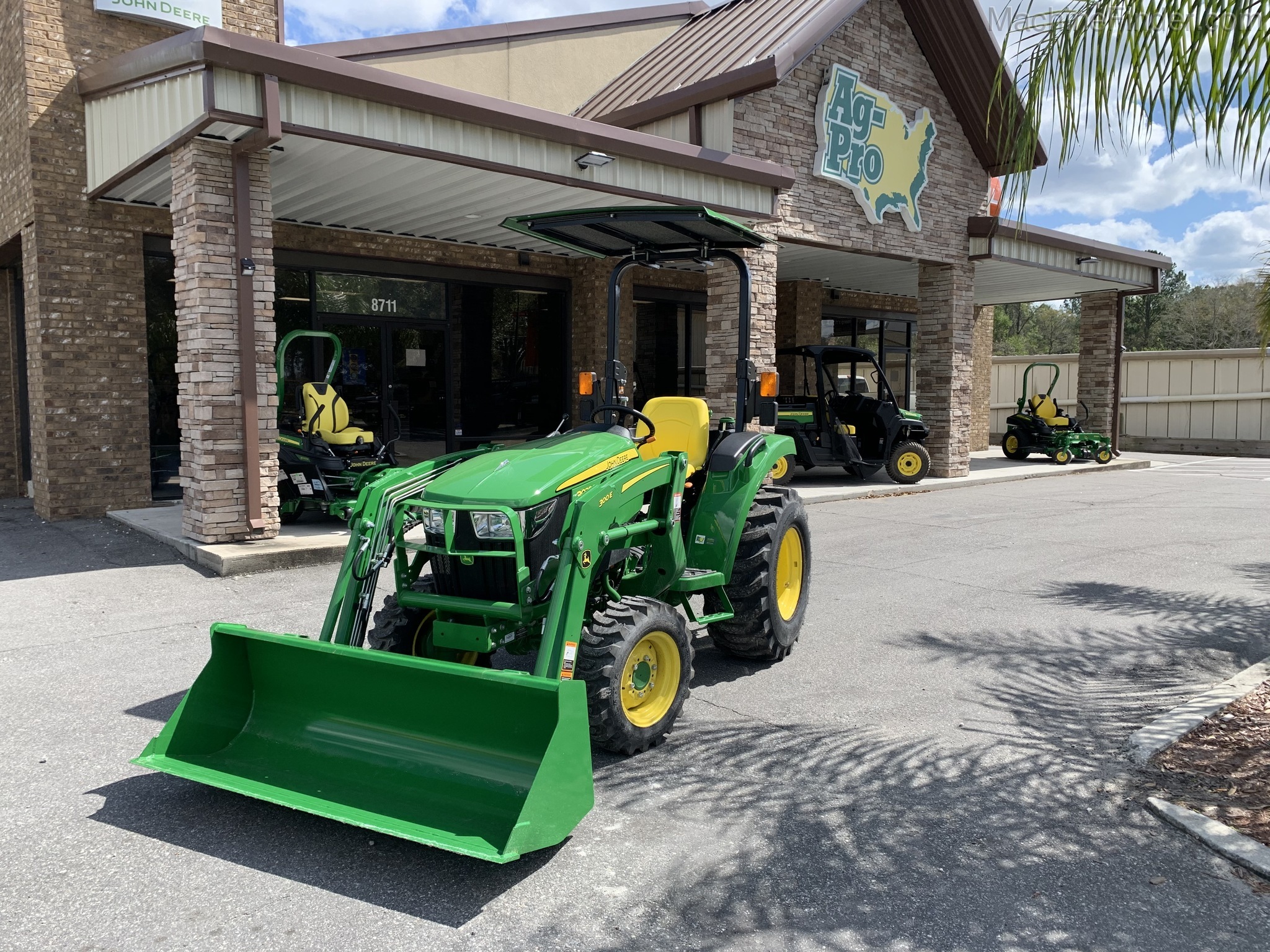 2020 John Deere 3035D Image 2
