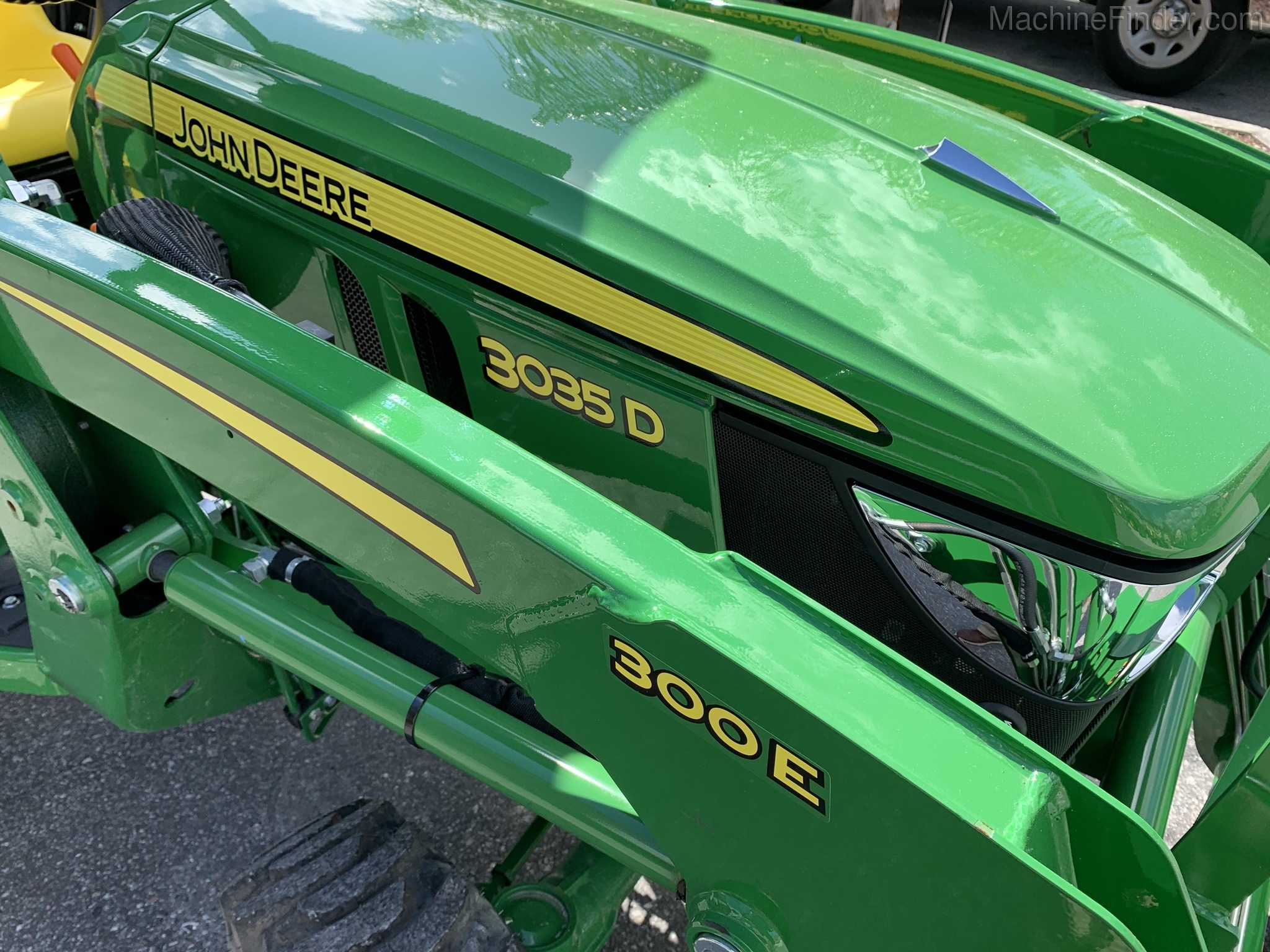 2020 John Deere 3035D Image 3